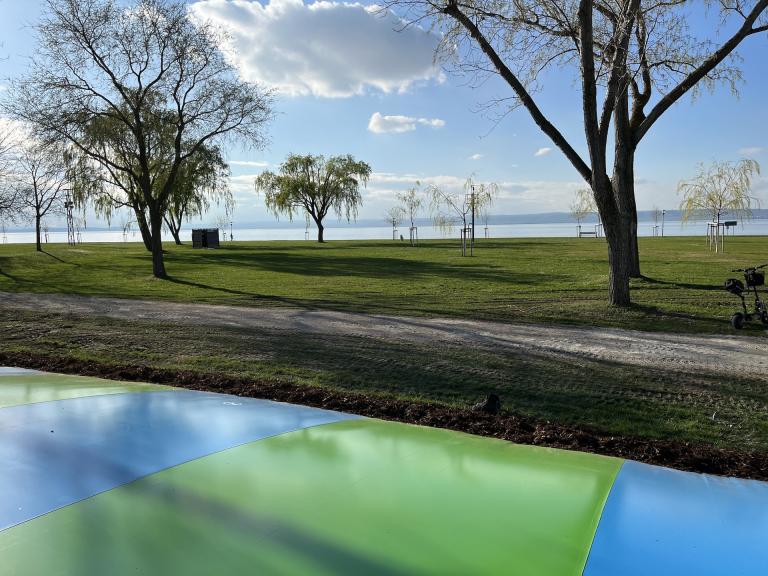 Der größte Hüpfpolster Österreichs im Strandbad Podersdorf